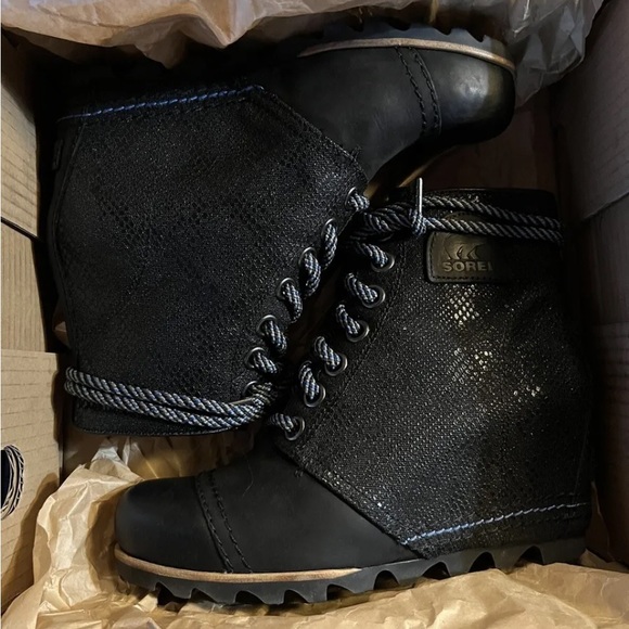 Gorgeous Sorel 1964 Premium Wedge Joan Bootie Black & Blue Women 7.5 Boots - Picture 2 of 10